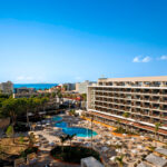 🏨🌊 Disfruta de una estancia de lujo en Aubamar Suites & Spa: ¡relájate y recarga energías junto al mar! 🌴✨