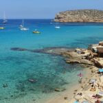 🌊 Descubre la belleza de la mágica Cala Conta en Ibiza 🏖️