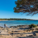 🎶 ¡Descubre los encantos de Son Saura! La playa más espectacular de Menorca 🏖️