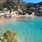 🏖️ Descubre la increíble belleza de 🌊 Cala El Portet 🌴: el destino de ensueño para tus vacaciones
